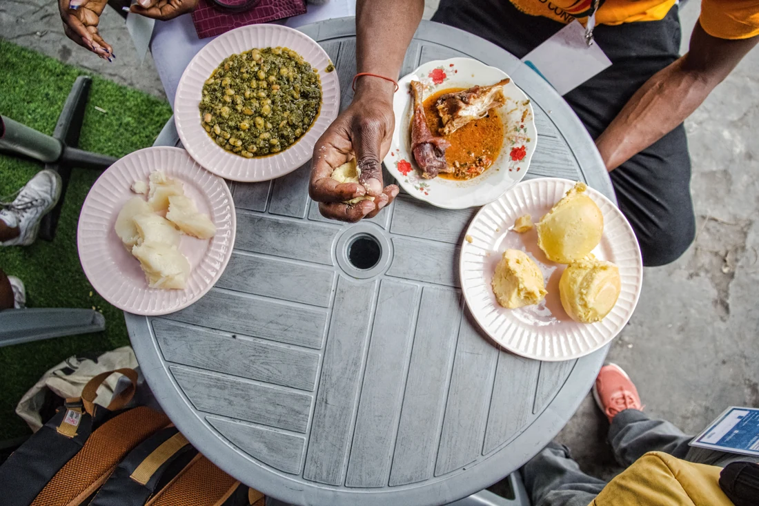 Repas composé de manioc, pondu aux haricots, poulet en sauce et fufu.
