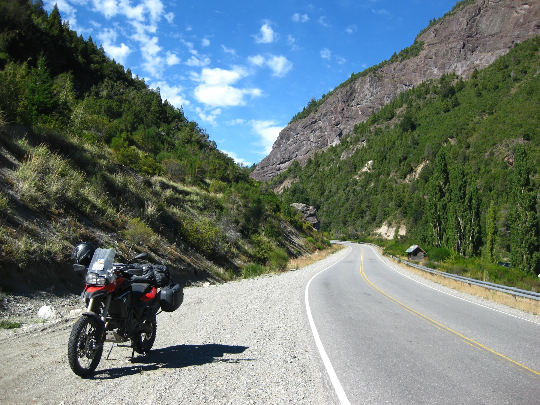 BMW F800GS sur une route de montagne en Argentine.